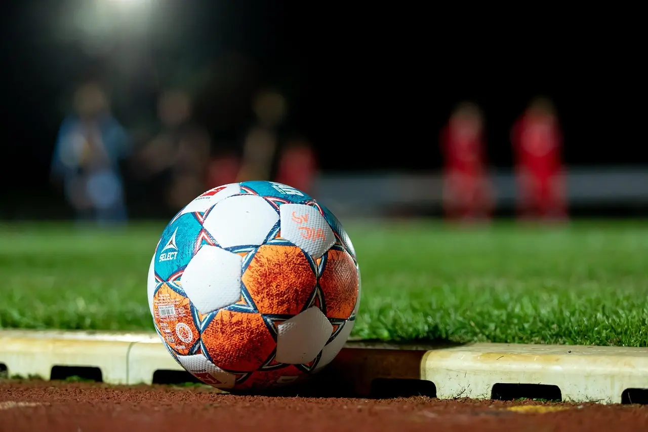 Runde 15 i Second League – Group 3: Storsejre, stramme 1-0-triumfer og en stribe udvisninger