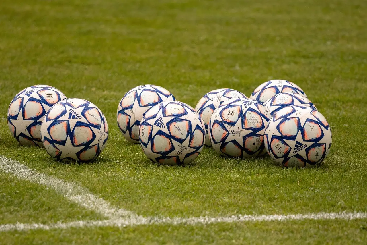 First League runde 23: sene udligninger, hårfine 1-0-sejre og en hattrick-helt